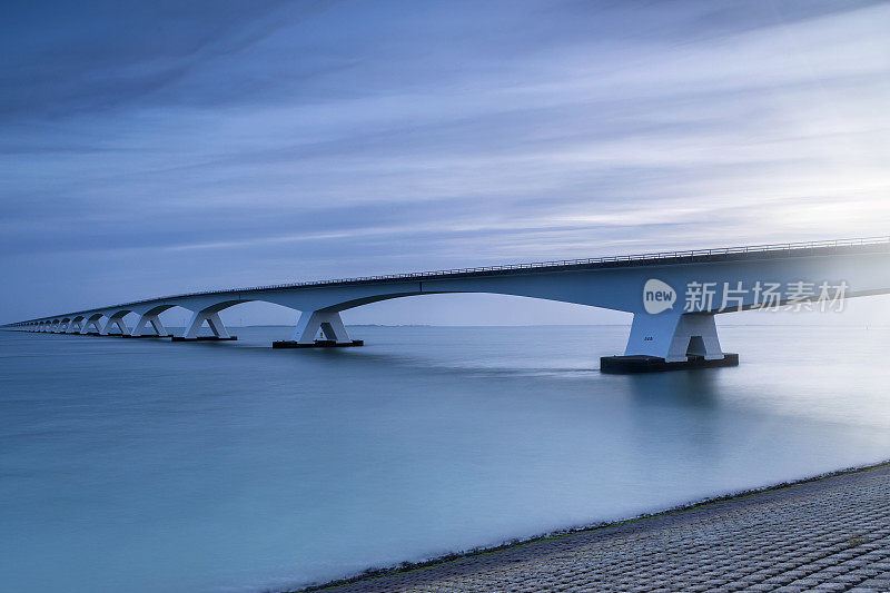 Zeelandbrug (Zeeland桥)位于荷兰泽兰省的清晨日出时分